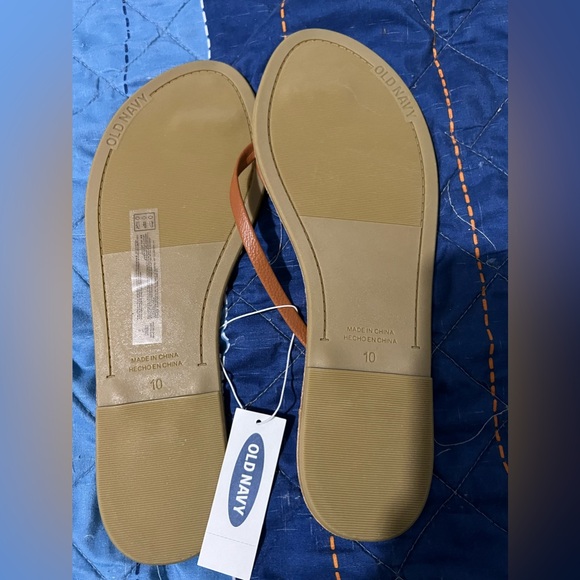Old navy flip flops - Picture 2 of 3